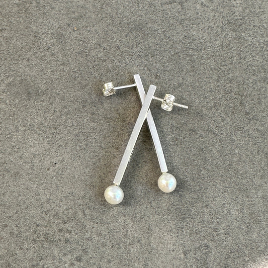 Sterling silver and pearl drop earring